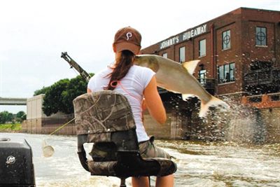 亞洲鯉魚(yú)突然躍出水面，對(duì)游客“發(fā)動(dòng)襲擊”。