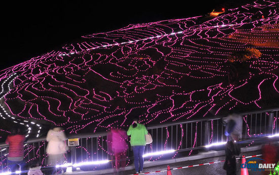 日本“白米千枚田”萬燈點綴 如夢如幻場面震撼 日本“白米千枚田”萬燈點綴 如夢如幻場面震撼