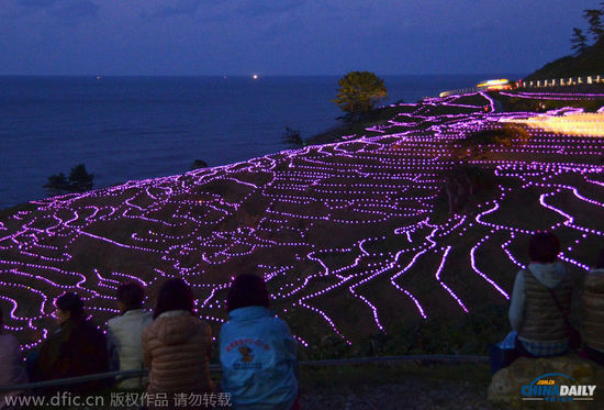 日本“白米千枚田”萬燈點綴 如夢如幻場面震撼 日本“白米千枚田”萬燈點綴 如夢如幻場面震撼