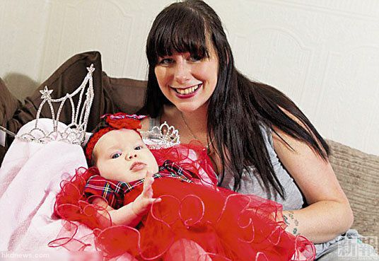 柯林斯在女兒盧娜6個(gè)月大時(shí)，便讓女兒參加選美。