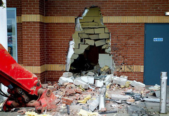 劫匪利用挖掘機的機械臂移走ATM機，留下滿地狼藉