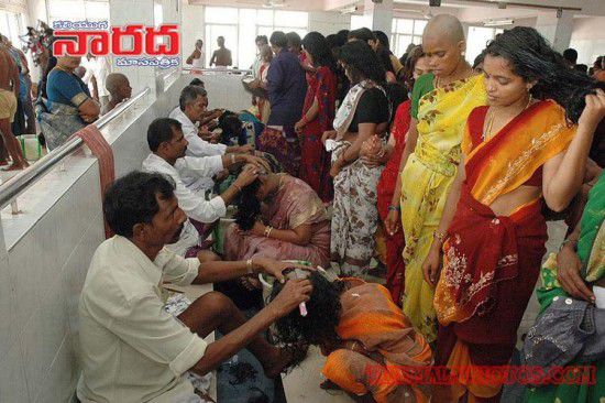 亮瞎眼！印寺廟朝圣日每天為2萬(wàn)人剃光頭