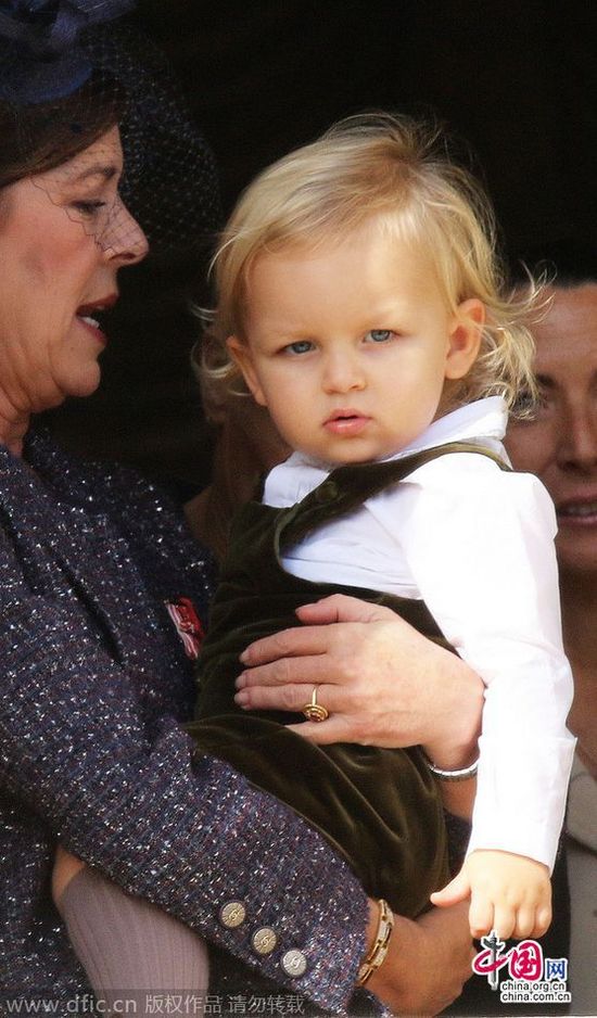 摩納哥1歲半小王子首次公開(kāi)亮相(圖) 摩納哥1歲半小王子首次公開(kāi)亮相(圖)