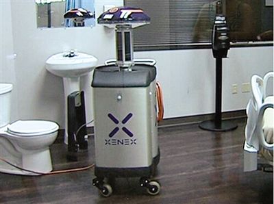 可通過發(fā)射紫外線對(duì)房間消毒的機(jī)器人。