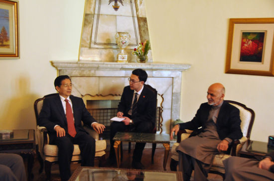 　11月30日，阿富汗總統(tǒng)加尼在首都喀布爾會(huì)見(jiàn)到訪的中國(guó)國(guó)務(wù)委員郭聲琨。