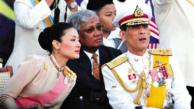 蒙西拉米左與哇集拉隆功王儲(chǔ)右一同參加活動(dòng)。