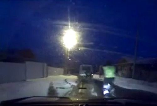 警車追逐中仍未追上可疑汽車，此時令人震驚的一幕出現(xiàn)，一名警察從警車中跳出來，向可疑車輛跑去。