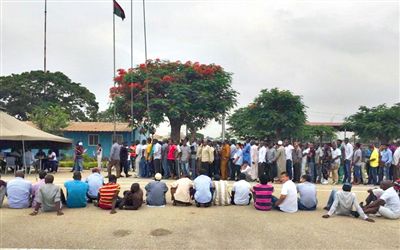 19日，安哥拉一檢查點抓扣大量外國人并查驗證件。