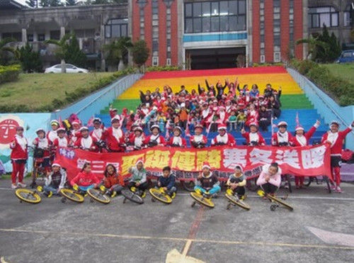 上天下地入火海 奇葩圣誕老人送禮物真是拼了(組圖) 上天下地入火海 奇葩圣誕老人送禮物真是拼了(組圖)