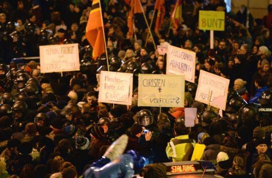 示威人群打出標(biāo)語。