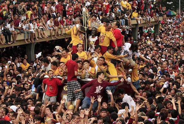 2011年“黑耶穌節(jié)”上，無數(shù)信徒希望觸摸到黑色耶穌雕像。