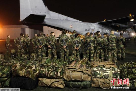 當?shù)貢r間1月7日，法國軍人抵達巴黎布爾歇機場。他們將被部署在巴黎，以增強巴黎市的安保力量。