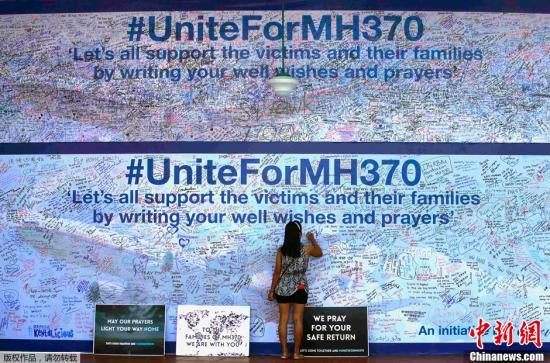 3月19日，馬來西亞八打靈再也(Petaling Jaya)，民眾在簽名板上簽名為馬航MH370祈福
