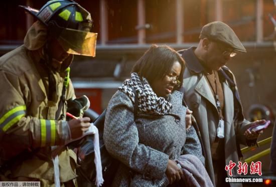 當(dāng)?shù)貢r間1月12日，美國華盛頓市中心朗方廣場站突然冒出濃煙，事件導(dǎo)致一名女性喪生。