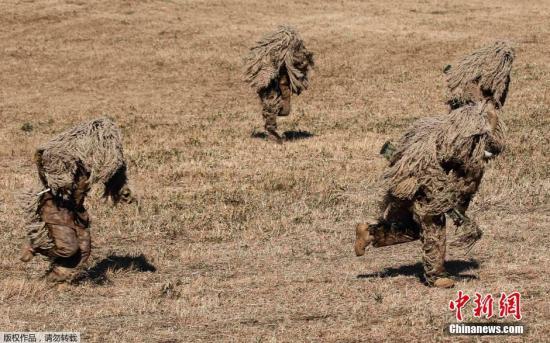 資料圖：當(dāng)?shù)貢r間2015年1月11日，日本船橋市，日本自衛(wèi)隊進(jìn)行新年軍演，大約500名軍人和24架飛機(jī)參與了本次演習(xí)。 視頻：日本敲定史上最大規(guī)模國防預(yù)算費(fèi)來源:央視軍事農(nóng)業(yè)