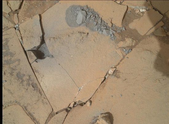 圖為在“好奇”號(hào)鉆孔過程中拍攝的照片 圖為在“好奇”號(hào)鉆孔過程中拍攝的照片