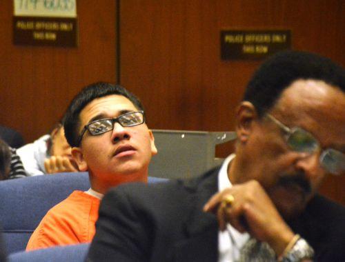 嫌犯奧丘阿（后）與嫌犯卡門的公辯律師漢彌爾頓在初審法庭上。