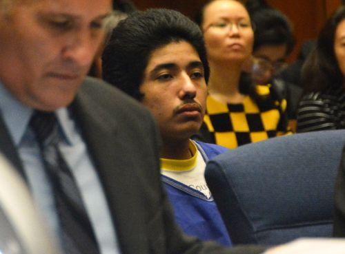 嫌犯卡門（中）在初審法庭上。（僑報(bào)網(wǎng)：圖片由法庭指定攝影師提供）