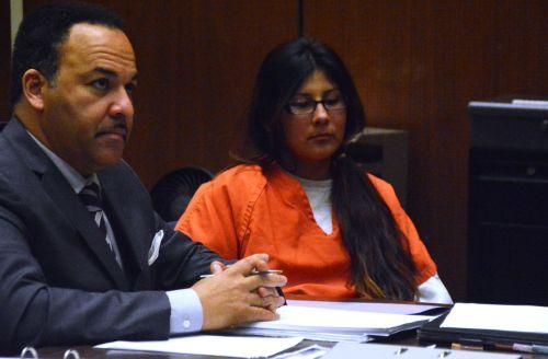 嫌犯卡門（中）在初審法庭上。（僑報(bào)網(wǎng)：圖片由法庭指定攝影師提供）