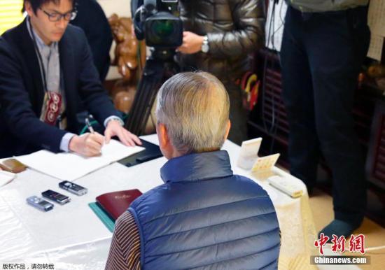 當(dāng)?shù)貢r間1月25日，日本千葉市，日本遭“伊斯蘭國”綁架人質(zhì)湯川遙菜的父親接受媒體采訪。伊斯蘭國武裝(IS)24發(fā)布視頻顯示，其中一位被綁架日本人質(zhì)湯川遙菜(Haruna Yukawa)已經(jīng)被該組織殺害。日本政府表示將驗(yàn)證視頻的真實(shí)性。 視頻：關(guān)注日本人質(zhì)事件：極端組織視頻顯示一人質(zhì)已遭殺害來源:央視新聞