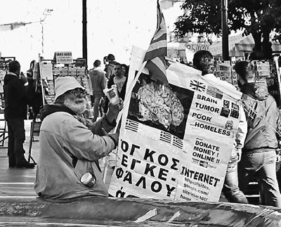 自債務(wù)危機(jī)爆發(fā)以來(lái)，希臘承諾實(shí)施以減薪、增稅、裁員和私有化為主要內(nèi)容的緊縮和改革政策。一系列的緊縮措施使民眾生活受到嚴(yán)重影響，約1/4的家庭陷入貧困。圖為今年1月希臘大選期間，在雅典市中心國(guó)會(huì)大廈前廣場(chǎng)乞討的老人。