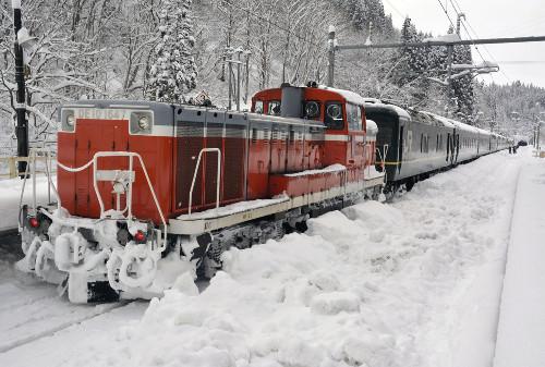 JR一臥鋪特急列車，因大雪在JR奧羽線津輕湯站附近拋錨，約130名乘客不得不在車上過(guò)夜。
