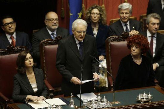 意大利新當(dāng)選總統(tǒng)塞爾焦·馬塔雷拉(中)。