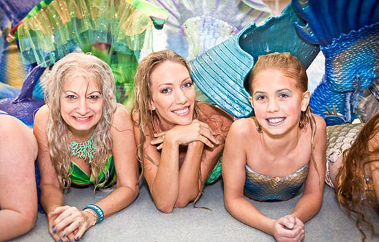 一年一度的Merfest大會在美國凱里舉行，數(shù)百男女齊聚那里慶祝成為“人魚”。（網(wǎng)頁截圖）