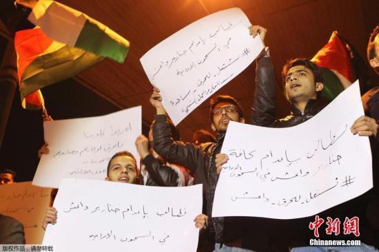 約旦軍方宣布，被極端組織“伊斯蘭國(guó)”劫為人質(zhì)的飛行員卡薩斯貝已遭殺害，憤怒的抗議群眾聚集首都安曼。 視頻：約旦政府談人質(zhì)遇害：一定會(huì)做出強(qiáng)有力回?fù)魜?lái)源:央視新聞