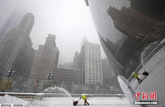 當(dāng)?shù)貢r(shí)間2015年2月1日，美國(guó)芝加哥，當(dāng)?shù)赜瓉?lái)今冬最強(qiáng)降雪。