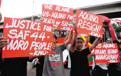 2月3日，菲律賓馬尼拉，民眾舉行示威游行悼念遇難的44名特警，并要求總統(tǒng)阿基諾下臺，對此次反恐行動失敗負責。