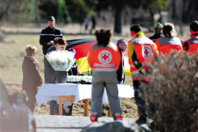 29日，法國(guó)塞訥鎮(zhèn)，搜救人員和遇難者家屬一同向遇難者致哀。