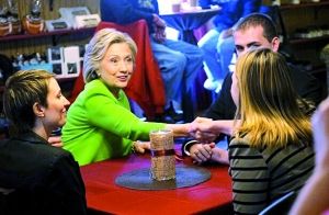 在宣傳片中，希拉里熱情地與三名“普通美國人”交談。