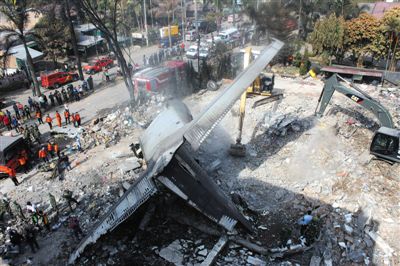 7月1日，搜救人員在印尼軍機(jī)墜毀現(xiàn)場(chǎng)進(jìn)行搜救和清理工作。