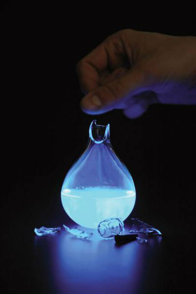 荷蘭藝術(shù)家發(fā)明人血燃料燈，一滴血照亮整間房。圖片來(lái)源：新加坡《聯(lián)合早報(bào)》網(wǎng)站