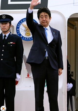 安倍在機(jī)場(chǎng)告別，面色凝重