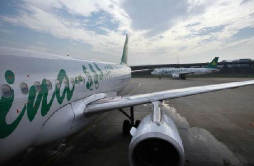 資料圖片：上海虹橋機(jī)場(chǎng)?？康囊患艽呵锖娇湛蜋C(jī)。（圖片來(lái)源：路透社）