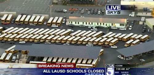 圖：美國KTLA電視臺直播畫面顯示，洛杉磯聯(lián)合學(xué)區(qū)校巴已被叫停，家長被通知暫不能送孩子上學(xué)。