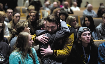 2月21日，美國密歇根州卡拉馬祖縣，連環(huán)槍擊案發(fā)生后，民眾在教堂禱告。