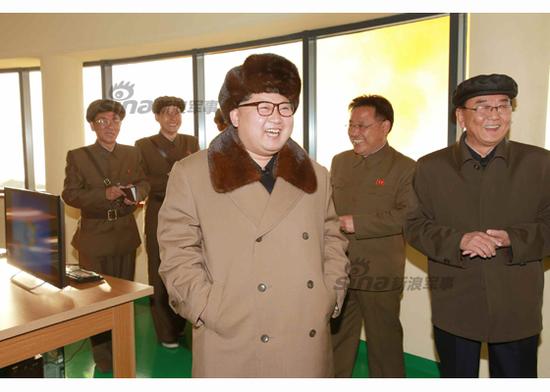 金正恩現(xiàn)場(chǎng)指導(dǎo)工作。