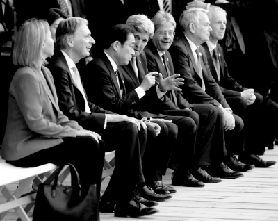 10日，七國外長觀看日本傳統(tǒng)歌舞表演期間，美國國務(wù)卿克里與日本外相岸田文雄在交頭接耳