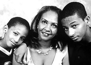 謝赫（右）和弟弟馬哈茂德（左）與母親合影。