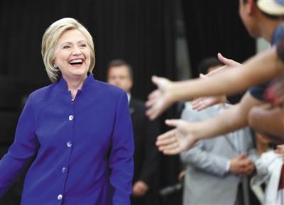 當(dāng)?shù)貢r間6日，美國加利福尼亞州長灘市，心情大好的希拉里與支持者互動。 圖/CFP