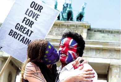 一對情侶用行動支持“留歐”。