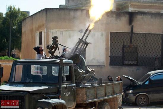 圖為反對派向政府軍的戰(zhàn)機(jī)開火。