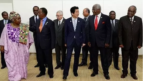 安倍此去肯尼亞是為了出席日本政府主導(dǎo)的第六屆非洲開(kāi)發(fā)會(huì)議。此次會(huì)議通過(guò)了內(nèi)羅畢宣言：主要內(nèi)容包括，促進(jìn)經(jīng)濟(jì)多元化，通過(guò)產(chǎn)業(yè)化推動(dòng)經(jīng)濟(jì)結(jié)構(gòu)改革;促進(jìn)保障高品質(zhì)的保健系統(tǒng);促進(jìn)保障共同繁榮的社會(huì)安定。
