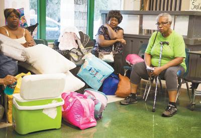 人們?cè)诿绹鹆_里達(dá)州邁阿密的一個(gè)安置點(diǎn)休息。新華社發(fā)