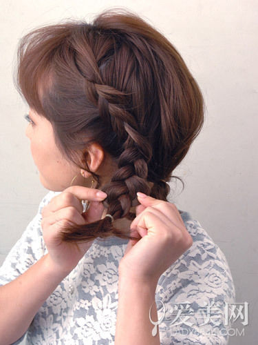 慵懶感小辮子盤發(fā) 簡(jiǎn)單隨意顯俏皮 慵懶感小辮子盤發(fā) 簡(jiǎn)單隨意顯俏皮