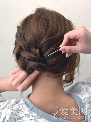 慵懶感小辮子盤發(fā) 簡(jiǎn)單隨意顯俏皮 慵懶感小辮子盤發(fā) 簡(jiǎn)單隨意顯俏皮