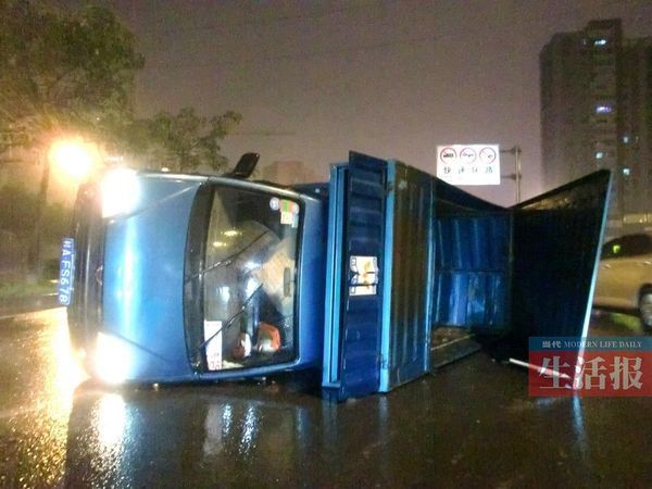 小貨車側(cè)翻現(xiàn)場(chǎng)。
